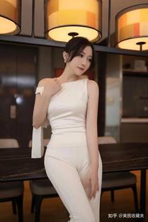 S2 庄园大厅拱门与吊灯下 · 编号夫妻依次入场